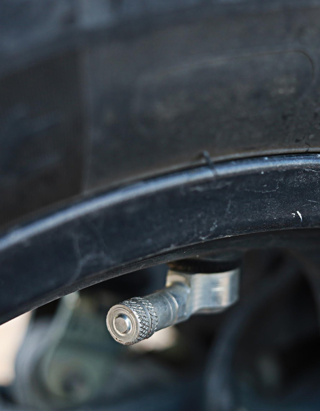 Comment reconnaître un pneu tubeless et un pneu avec chambre à air (guide simple)